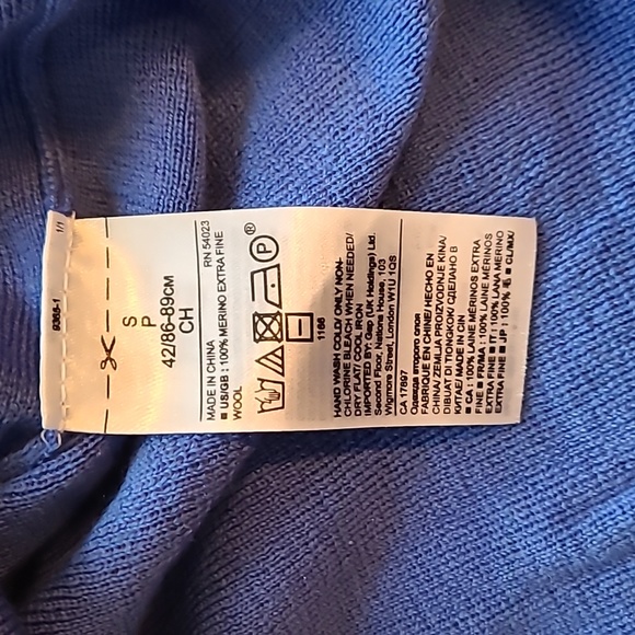 🔥clearance🔥 Banana Republic 100% Merino Wool Sweater with button cuffs - Picture 9 of 10